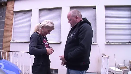 Dövmeli sarışın Alman genç erkek avcısı ev hanımı doğal biniyor