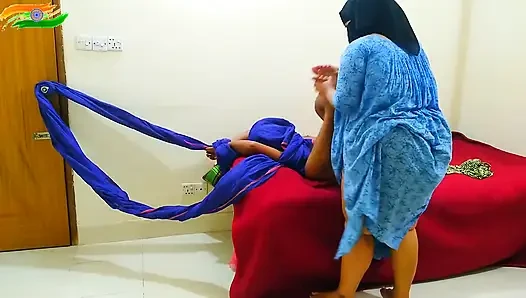 Büyük götlü ve büyük memeli orta yaşlı seksi ateşli teyze ellerini ve ayaklarını bağlayan bir adamla sikişiyor