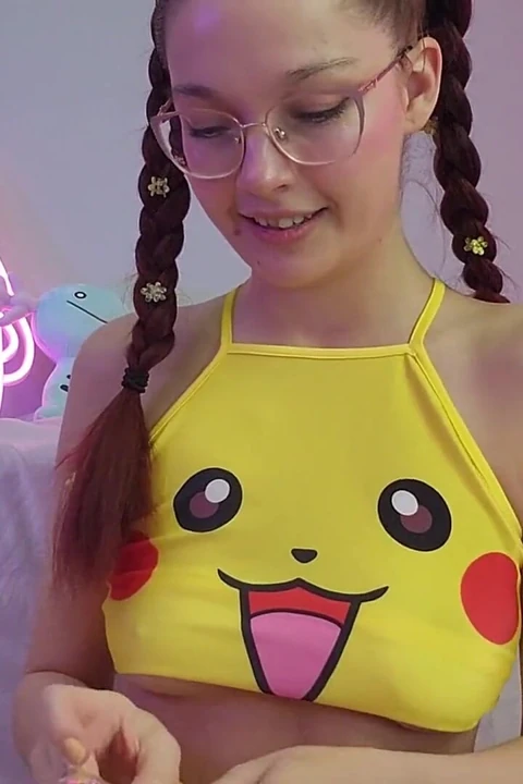 E-kız göğüsleri ve pokmon çekiyor