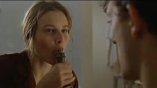 Florence Thomassin bir şişe şampanya emiyor