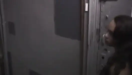 Ateşli zenci fahişe ağzını bantlatıyor ve sandalyeye bağlı