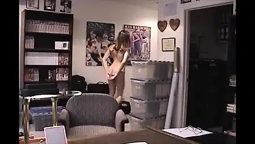 Genç kız soyunuyor ve büyük yarak yutmaya hazır diz çöküyor