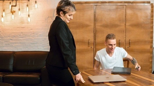 Tutor4k. şakacı öğretmeninin gözlüklerini saklar ve onu güzelce sikikleri