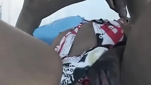 Olgun orta yaşlı seksi kadın derin büyük zenci yarağıyla sikiş için genişliyor