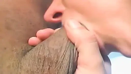 Büyük zenci yarağı olgun bebeğin damlayan amını yiyor ve sikiyor