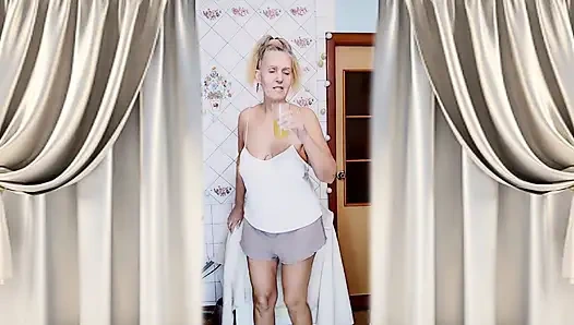 Cheerful housewife Lukerya's morning flirtation with juice and twerking