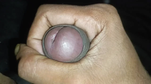 Genç çocuk gece mastürbasyon yaparken boşalıyor
