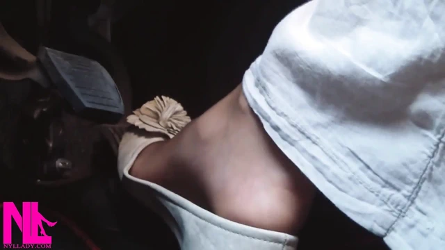 Yumuşak yıpranmış düzlükler ve naylon çoraplarla otoyolda pedal pompalama ve sürüş