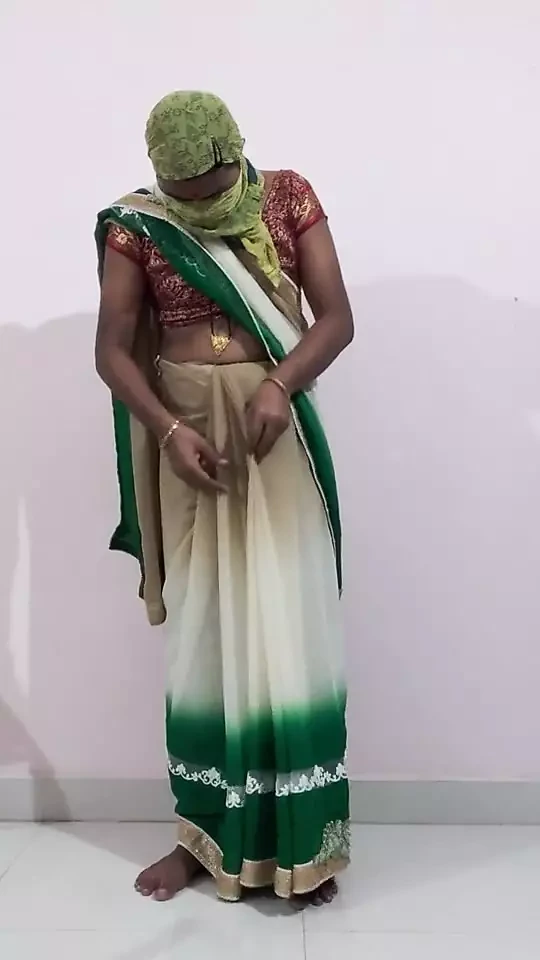 Sari içinde travesti