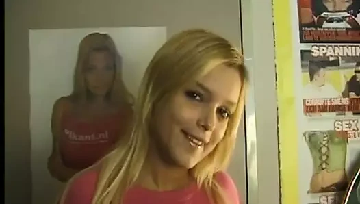 Kuzenim Renata tıraşlı amcıklı doğal bir sarışın