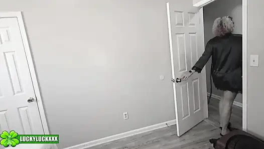 Şanslı kız Jasmine Flowers - ateşli latin orta yaşlı seksi kadın sinsi ıslak elle muamele çekiyor