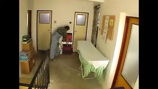 Tamirci hemşireyle sikişmek için yarayı taklit ediyor