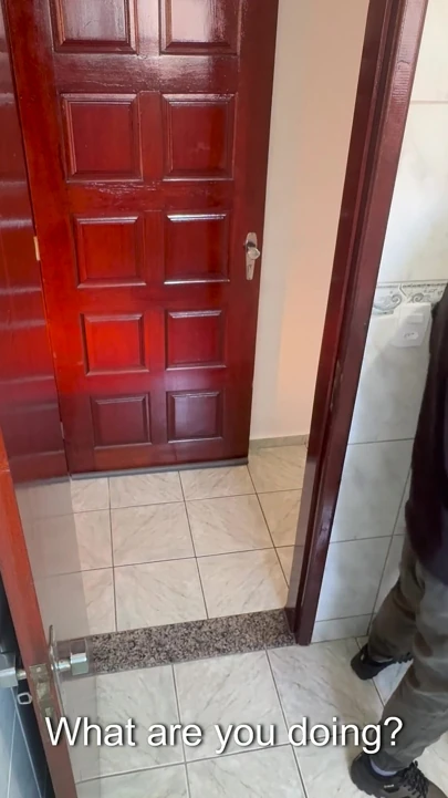 Banyoda üvey kız kardeşine sürtünerek boşalıyor
