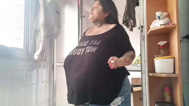 Толстушка курит в зоне обслуживания