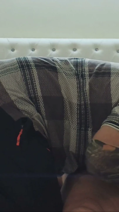 Hint Bhabhi kocasının evde olmadığı bir zamanda büyük yaraklı bir boğayı eve davet ediyor | Bölüm 3