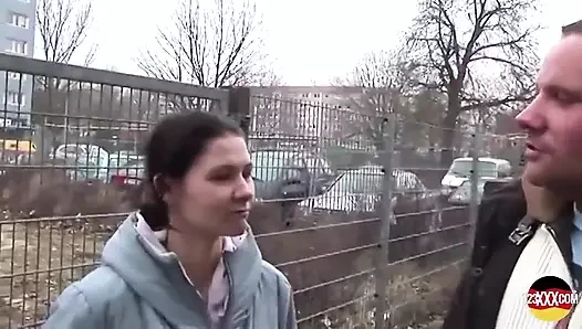 Vahşi adam tatlı bir Alman piliçe sıcak kremini veriyor