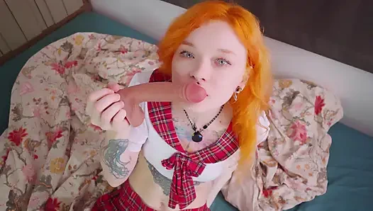Yaramaz kız öğrenci büyük oyuncağı emiyor ve sıkı amcığını esnetiyor