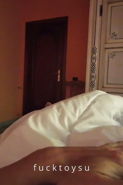 Olgun utangaç boğa yoğun gırtlağına kadar yarak halkaları kovboy kız biniyor ve içine boşalma