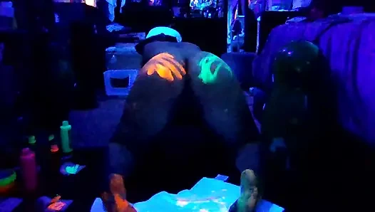 Biraz ayak oyunu, biraz vücut boyası ve kitty kat'imle oynuyorum