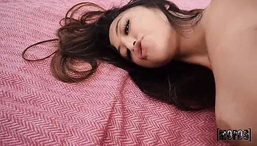 Mofos - seksi Asyalı Alexia Anders büyük yarağı seviyor