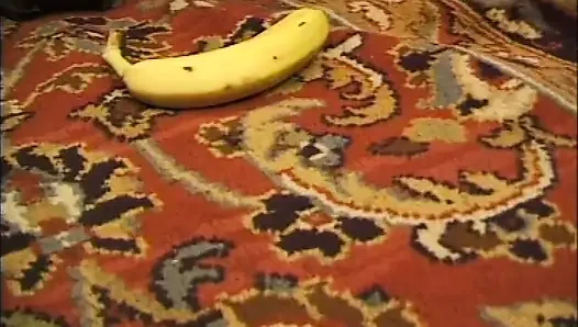 Tombul sürtük sulu doğal göğüslerinin tadına bakıyor