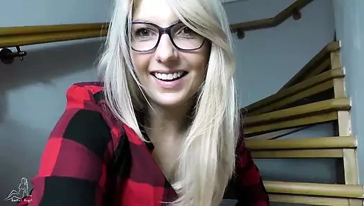 Merdivenlerde amcığımla oynuyorum