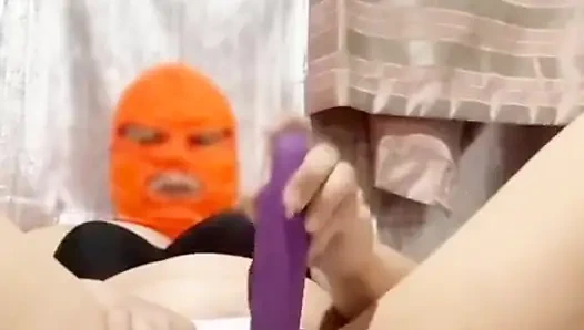 Evli kadın tek başınayken videomu izliyor