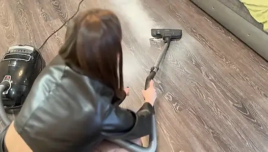 Deri kaplı hizmetçi ve güçlü orta yaşlı seksi kadın: beyaz toz temizleme