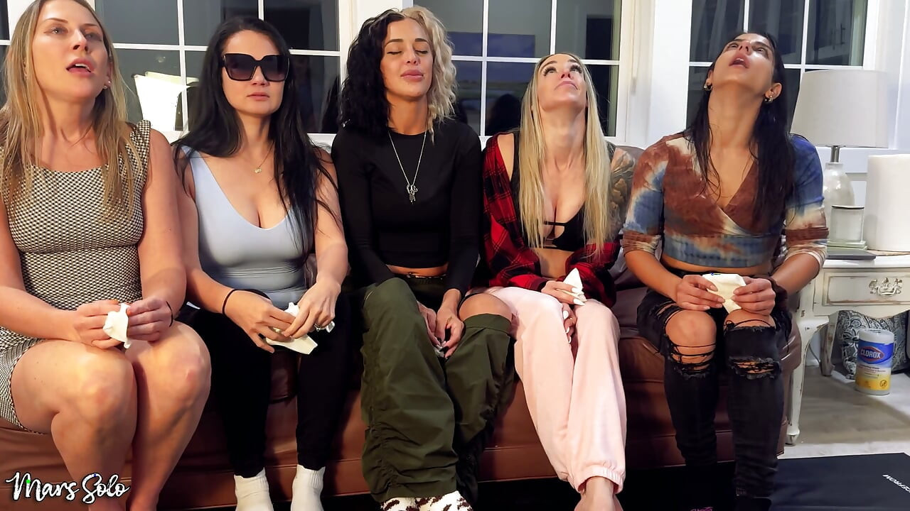 5 kız hapşırdırmayı deniyor - Mars Solo, Sinthia Bee, Seksi Sara Bee ve Andi Vicious hapşırdırarak tozla tanıştırılıyor