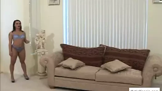 Spit kavrulmuş düzgün vücutlu bebek alır horoz içinde kedi