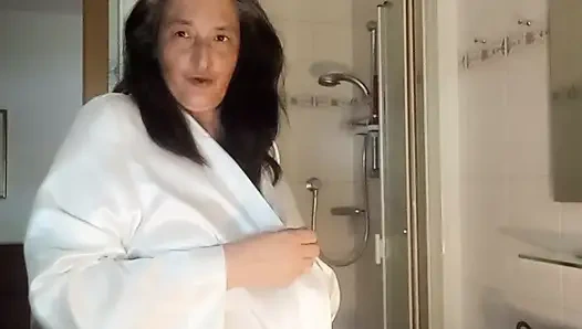 Olgun kadın duşta... Altın zincir misin yoksa şimdiden villam mı?