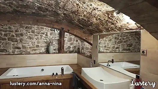 Görebileceğin en tutkulu lezbiyen küvet seksi