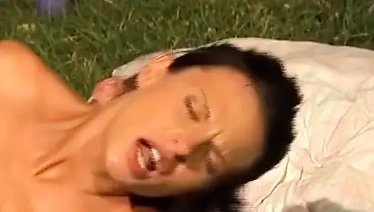 Bu açık havada bir seansta deliğini siktiren Alman bir bebek