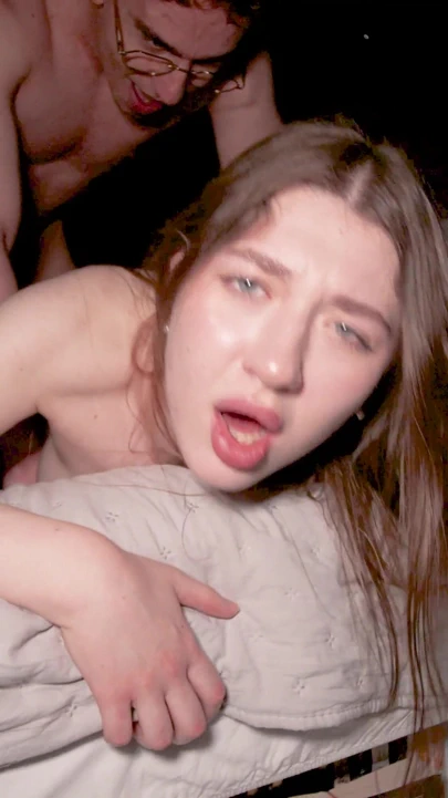 Karanlık Bir Odada Gerçek Seks, Atletik Büyük Götlü Bir Gençle, Benden Boşalıyor Ve Derine Alıyor, Bundan Hoşlanıyor