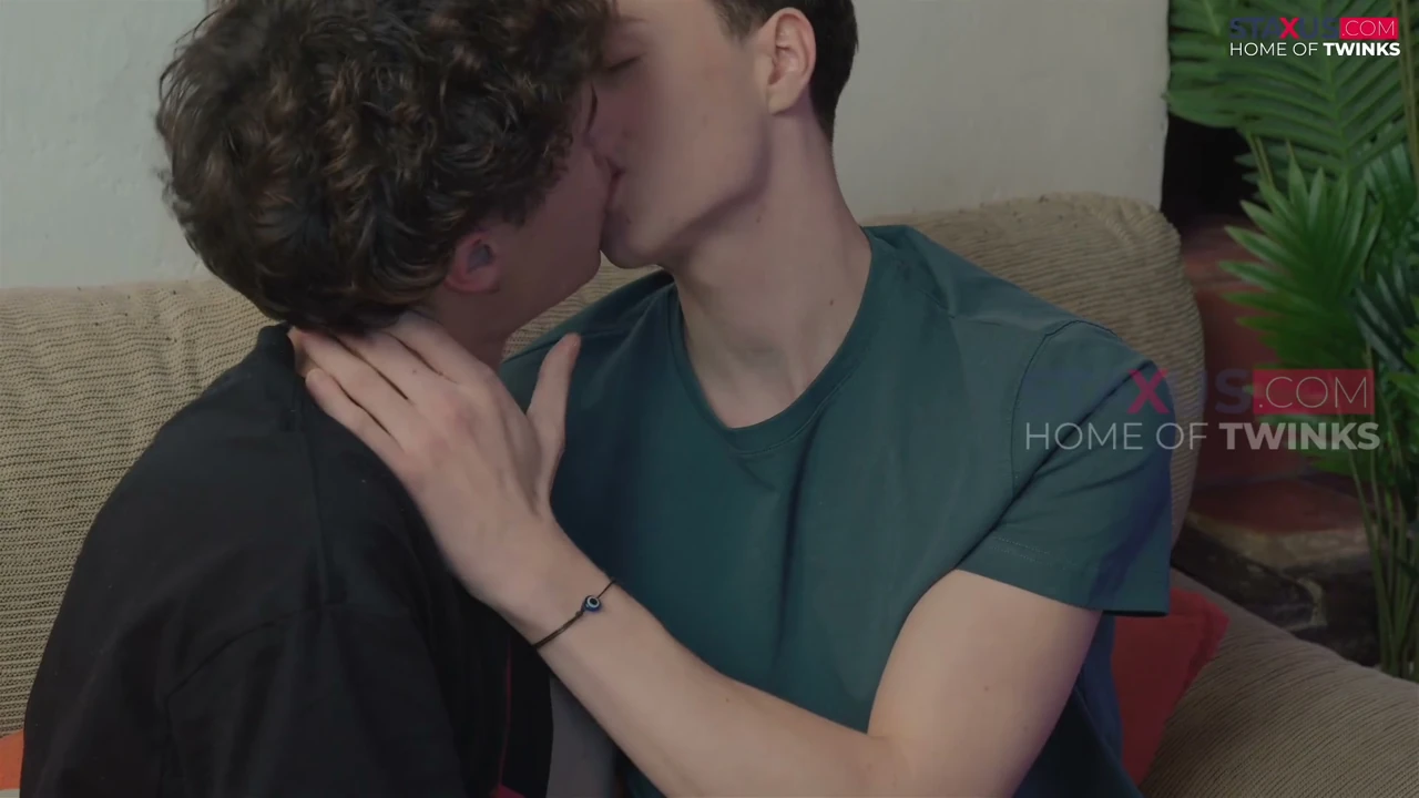 Porno gay: mamada y besos entre dos hombres
