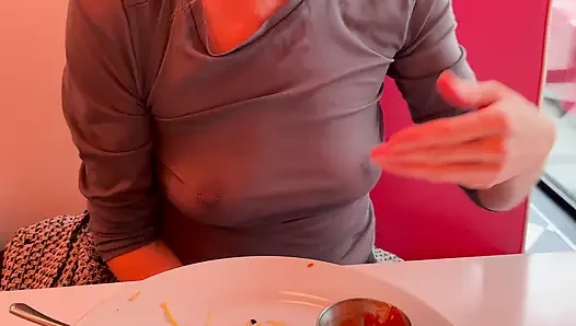 Tamamen dolgun üst giyen bir restoranda öğle yemeği yiyorum pirsingli meme uçlarımı ve seksi göğüslerimi teşhir ediyor