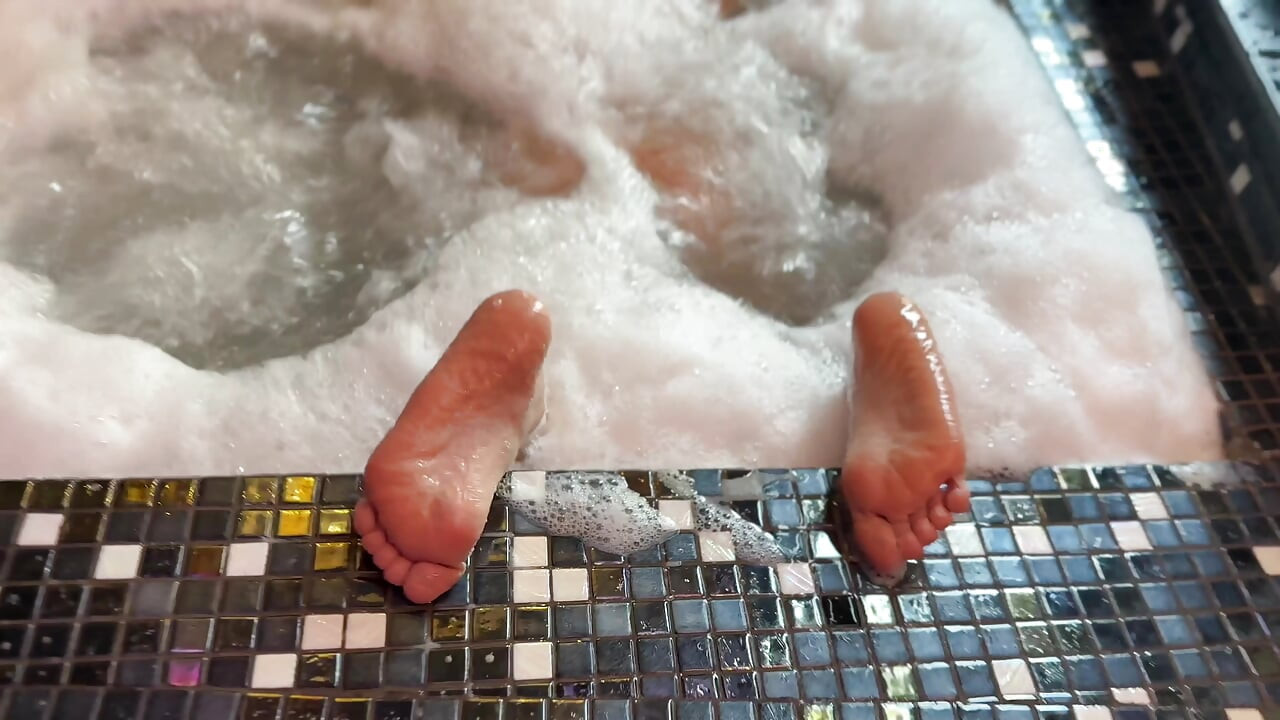 Hot Tub Fuck Fantasy - Cute Teen 18+ Amateur in Jacuzzi