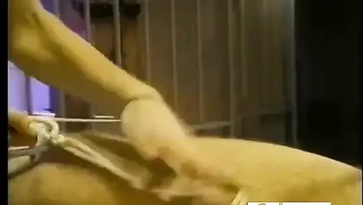 Sarışın kadın egemenliği ve esmer sahibe yaşlı köleye işkence ediyor