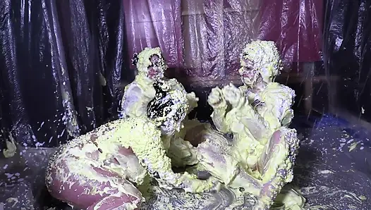 Cheyenne Hannah ve Skyler ile köpük eğlencesi