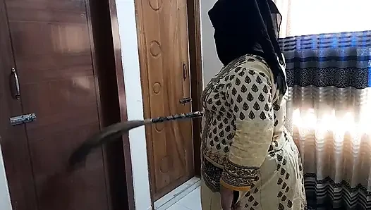 Hintli hizmetçi ofisi süpürürken patronu tarafından sikiliyor - büyük göt dölleme