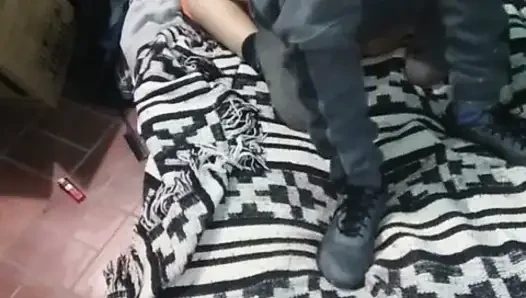 Montanolu kız yerdeki yatakla giyiniyor
