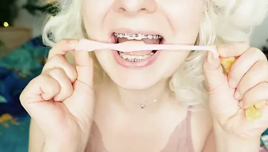 Diş teli fetişi: mukbang yemenin asmr videosu.