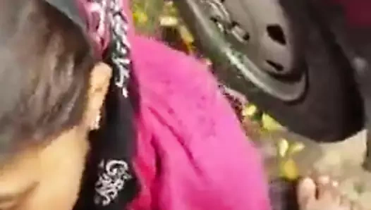 Evsiz hint dilenci kırlangıçlar boşalmak için bir avuç arasında pirinç 3