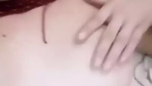 Jovencita tocandose las tetas para su novio
