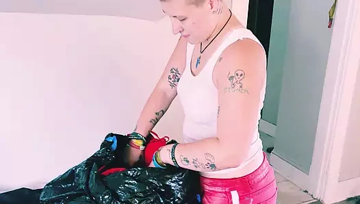 Boşanmış adam arkadaşlarını sikiyor tomboy üvey kızı