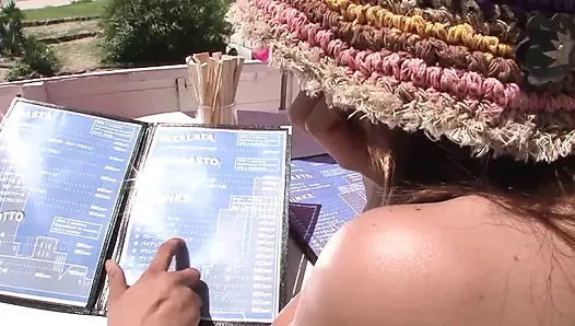Bağlı Asyalı tatlı kız seksi bir delikanlıyı memnun ediyor