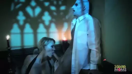 Solgun bir vampir yüzüne boşalmadan önce merdivende büyük memeli sarışın orta yaşlı seksi kadını sikiyor