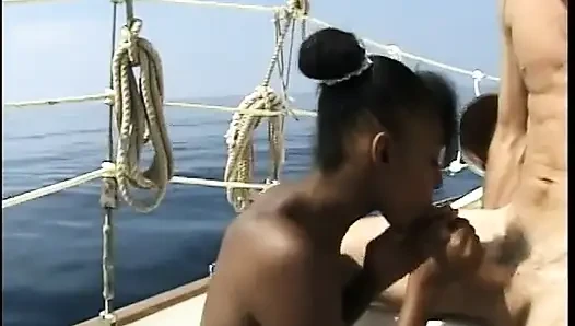 Muhteşem siyah model pişirdikten sonra ıslak amcığın içine derinden yarak alıyor