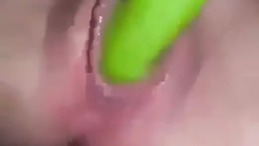 yeşil bir yapay penis ile mastürbasyon