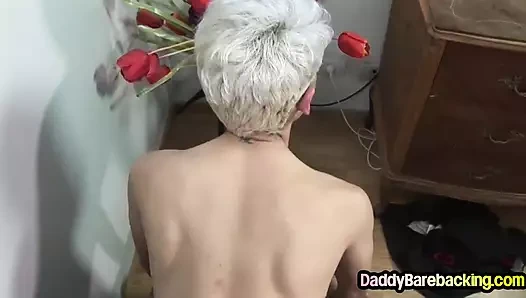 Gaydaddies sıska götten 3'lü grup seks seven üniversiteli ibneyi sikiyor